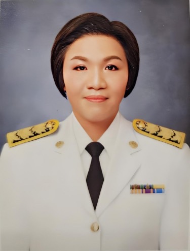 รูปชุดขาว ผอ.jpg