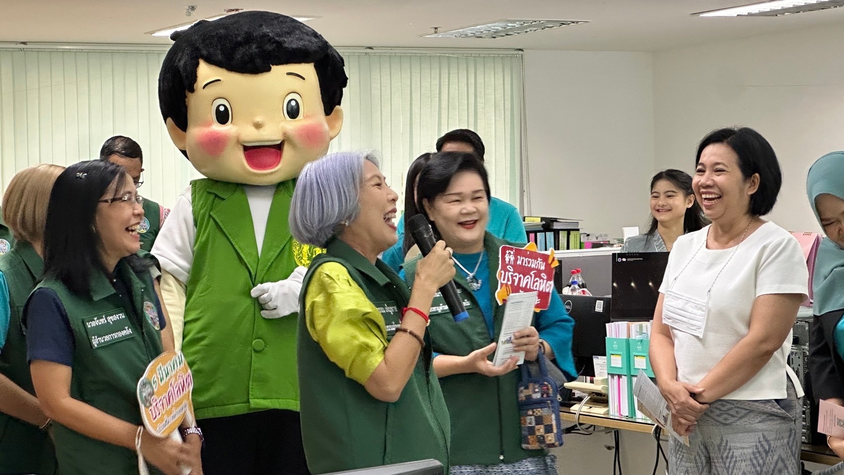 LINE_ALBUM_ทำบุญตักบาตร วันขึ้นปีใหม่ 2567_๒๔๐๑๐๔_5.jpg